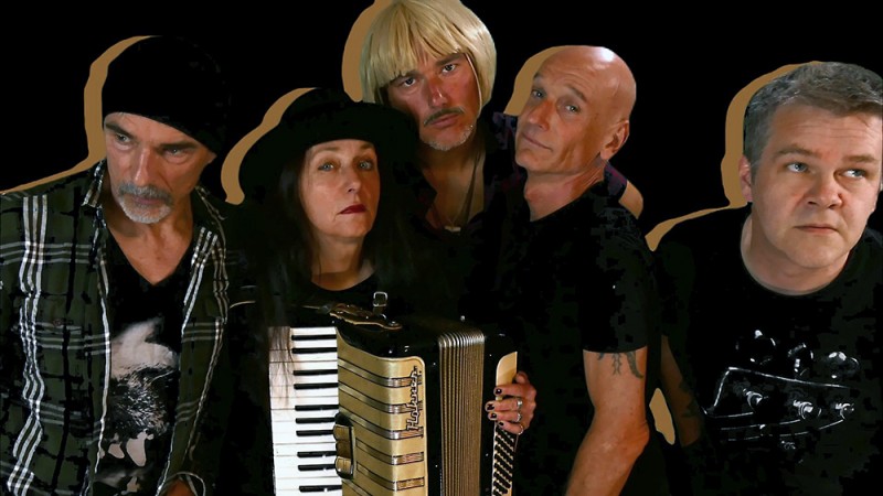 Mit Akkordeon, bass, Gitarre, Percussion und einem ungewöhnlichen Klangteppich.