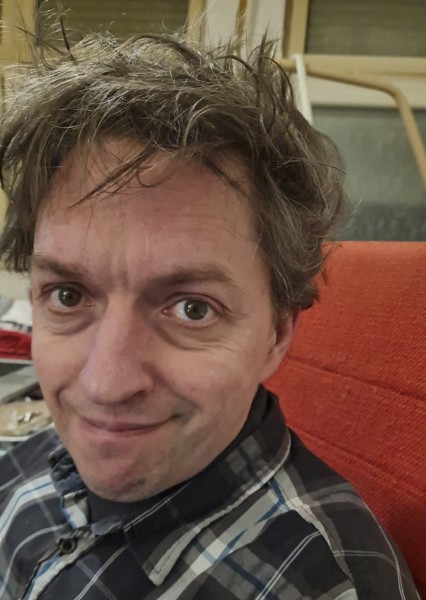André Dinters sitzt in der U35 und schaut in die Kamera. Kopf und Oberkörper zugewand.