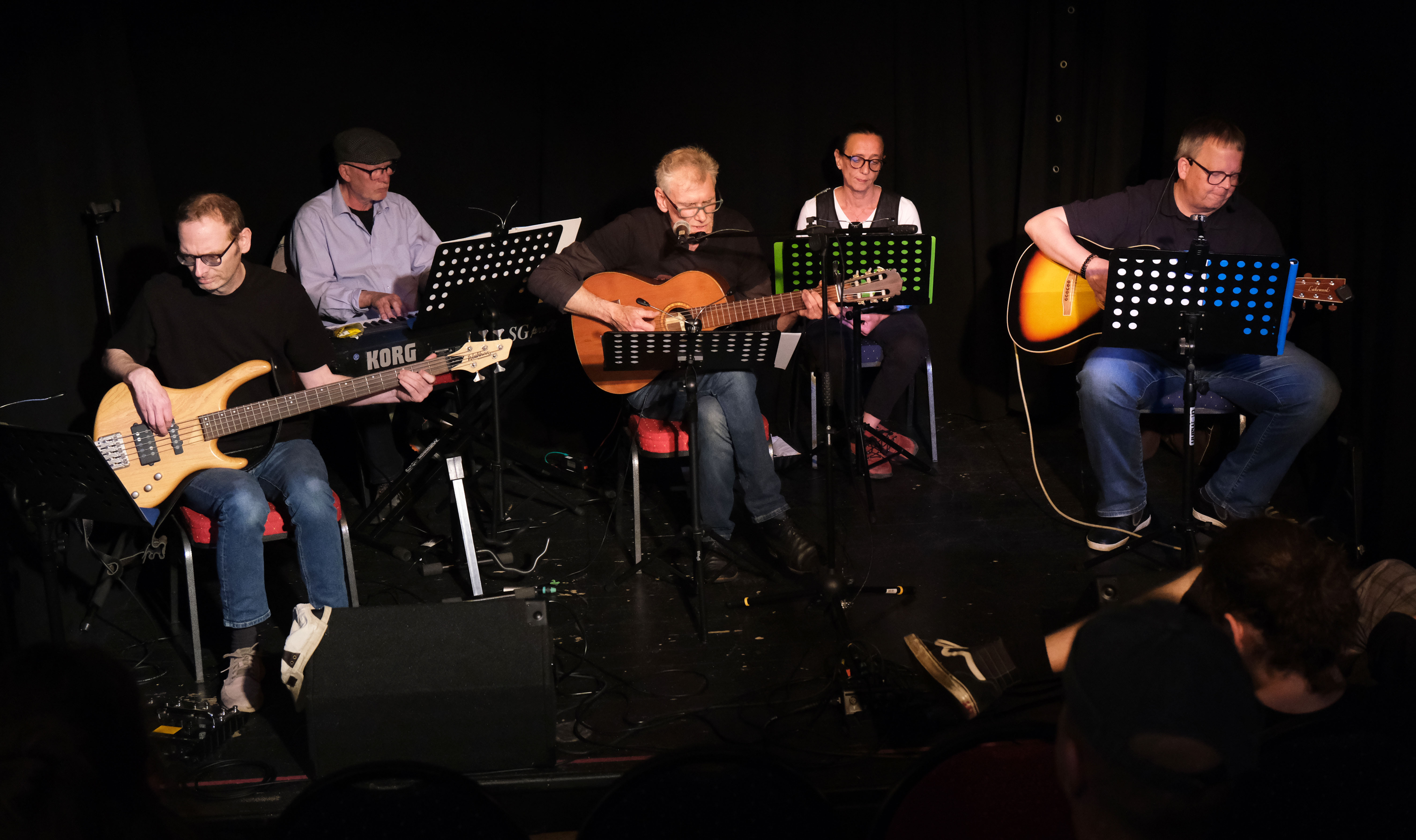 dasconsortium - 5 Musiker:innen auf der Bühne
