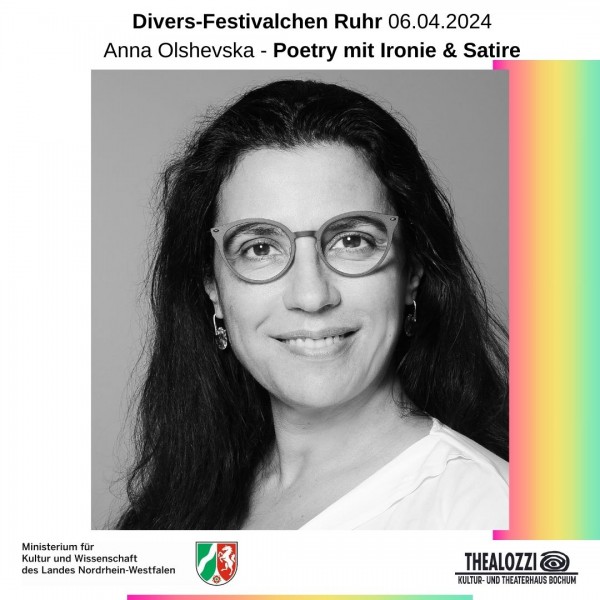 Schwarzweißbild, Kopf von Anna Olshevska, schwarze, lange Haare, Brille, lächelt.