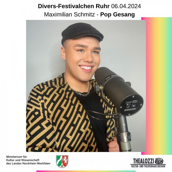 Max mit schwarzer Schiebermütze, lächeknd