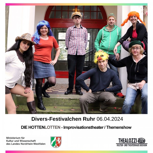 Die Gruppe steht auf der Treppe zum Nebeneingang des Thealozzi und jeder ist ganz unterschiedlich verkleidet. Sie schauen alle in die Kamera.